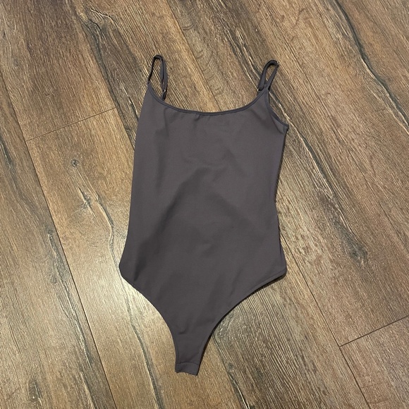 Basique Bodysuit - Picture 1 of 3